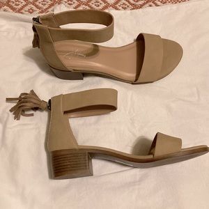 Women’s shoes Size 7, tan color.